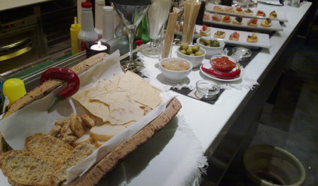 Bar convenzionato con Actinia Accomodation B&B Alghero. Tavola imbandita per aperitivo