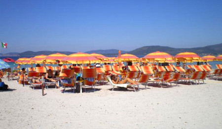 Vista ombrelloni e mare della spiaggia convenzionata con Actinia Accomodation B&B Alghero