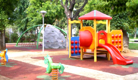Giardini pubblici con giochi per i bambini. Vicini a Actinia Accomodation B&B Alghero
